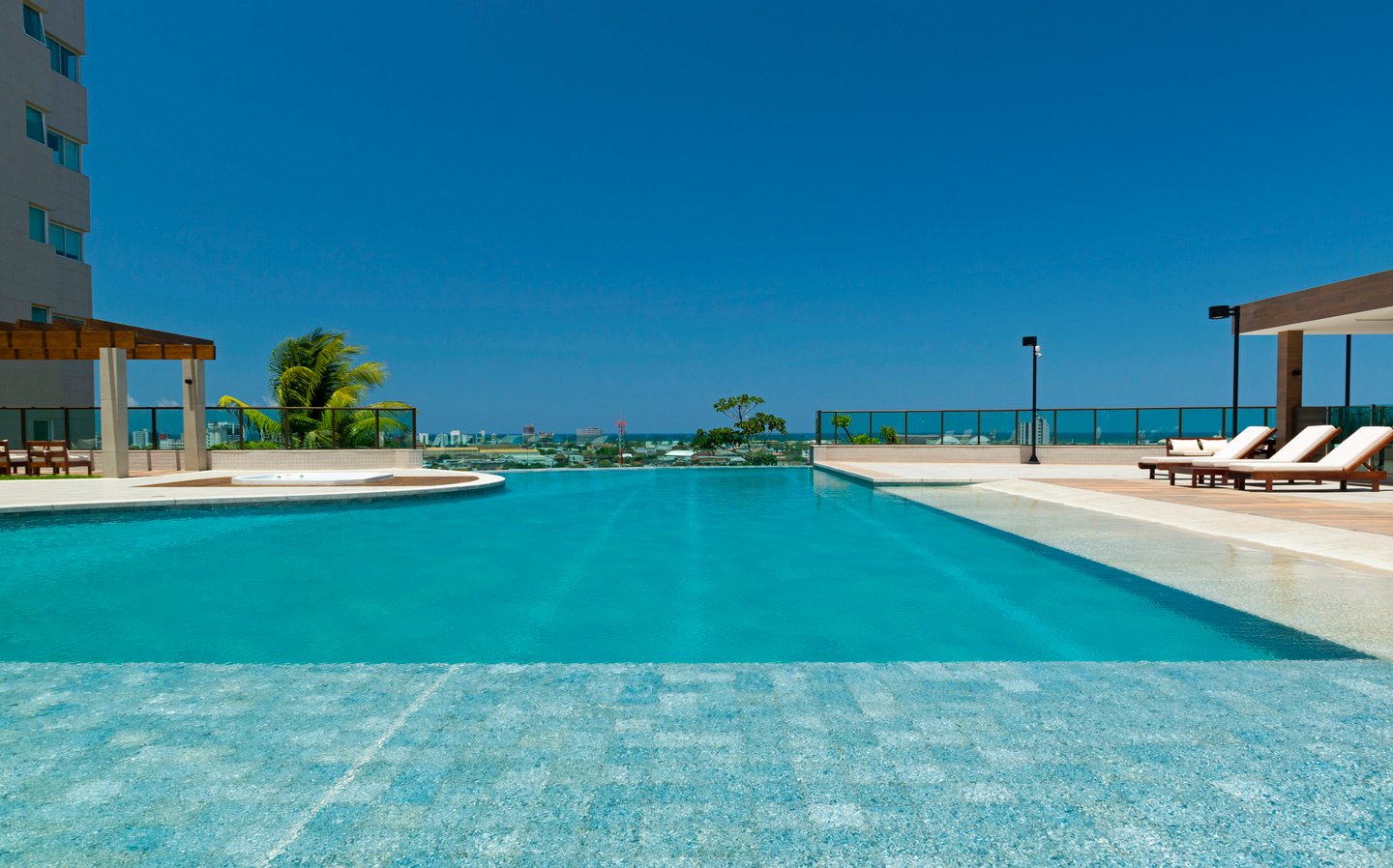 PISCINA COM BORDA INFINITA